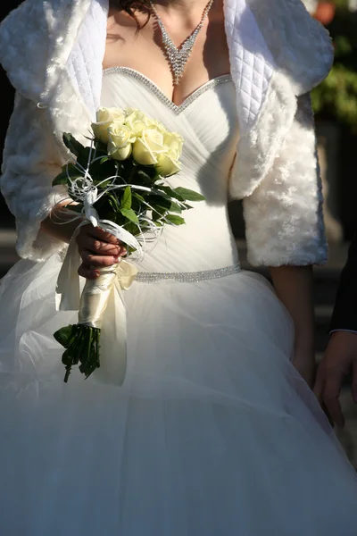 Noiva segurando buquê de casamento — Fotografia de Stock