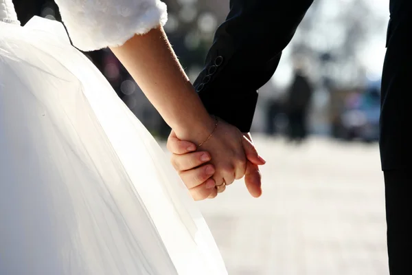 Tema de la boda, tomados de la mano recién casados — Foto de Stock