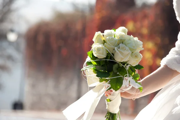 Mariée tenant bouquet de mariage — Photo