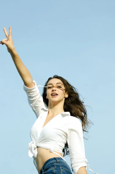 Happy excited young woman showing the sign of victory. — Stock Photo, Image