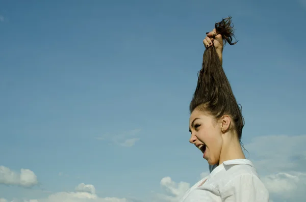 Chica tira de su pelo —  Fotos de Stock