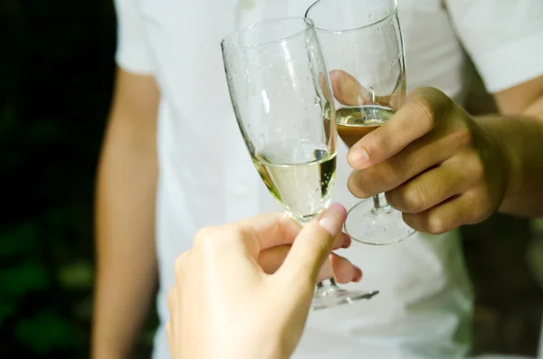 Casal feliz beber vinho e copos de clinking . — Fotografia de Stock