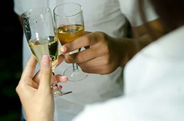 Casal feliz beber vinho e copos de clinking . — Fotografia de Stock