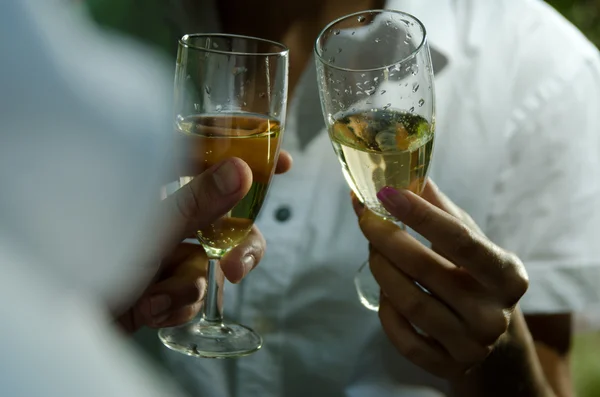 Casal feliz beber vinho e copos de clinking . — Fotografia de Stock