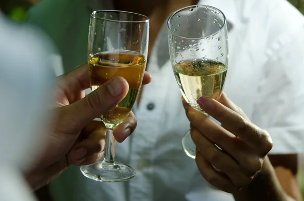 Casal feliz beber vinho e copos de clinking . — Fotografia de Stock