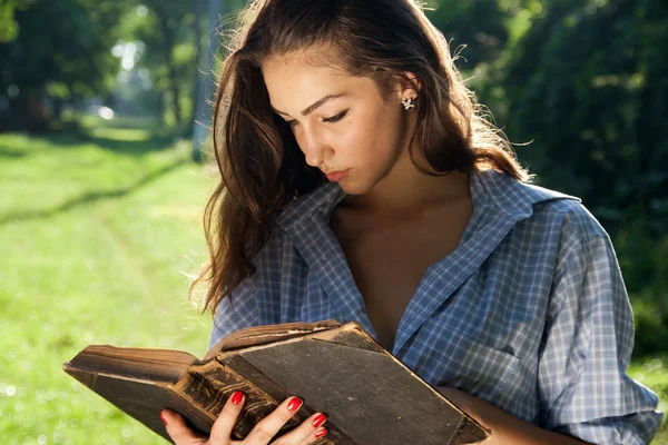 Hermosa chica con libro . —  Fotos de Stock