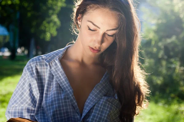 Girl in the park. — Stock Photo, Image