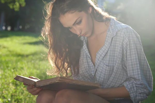 Menina bonita com livro . — Fotografia de Stock