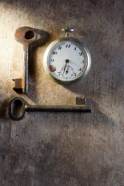 懐中時計とキー — ストック写真