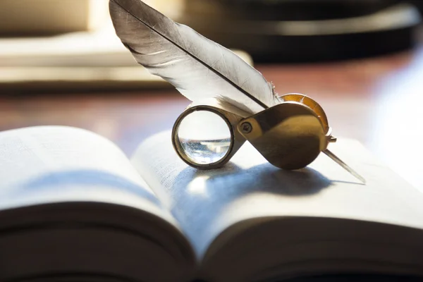 Open book and quill pen — Stock Photo, Image