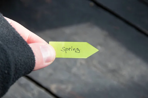 Conceito de primavera. Texto manuscrito sobre ponteiro verde. — Fotografia de Stock