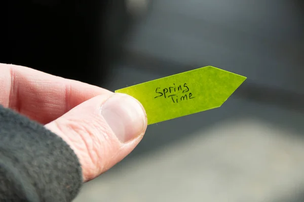 Concetto primavera. Testo scritto a mano sul puntatore verde. — Foto Stock