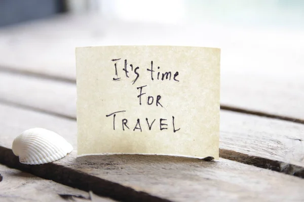 Su tiempo de viaje. Tarjeta de papel con una inscripción. Idea vacaciones de verano. —  Fotos de Stock