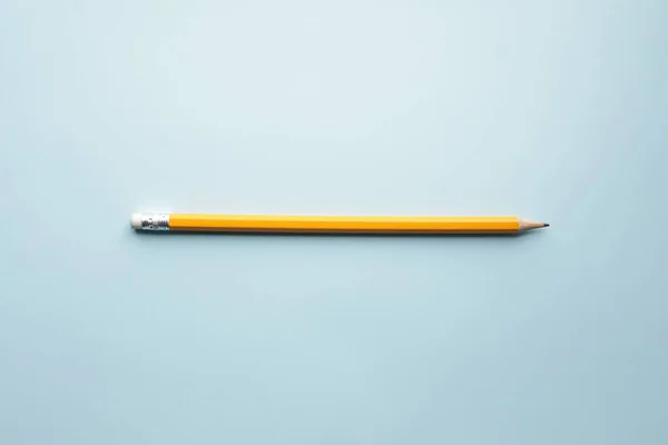 Sárga Ceruza Kék Háttérrel Tanuló Kreatív Koncepció — Stock Fotó