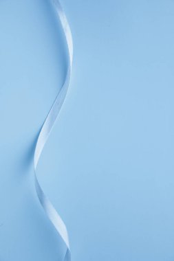 Tebrik kartı için arka plan. Kağıt arkaplanda mavi kurdele. Yüksek kalite fotoğraf