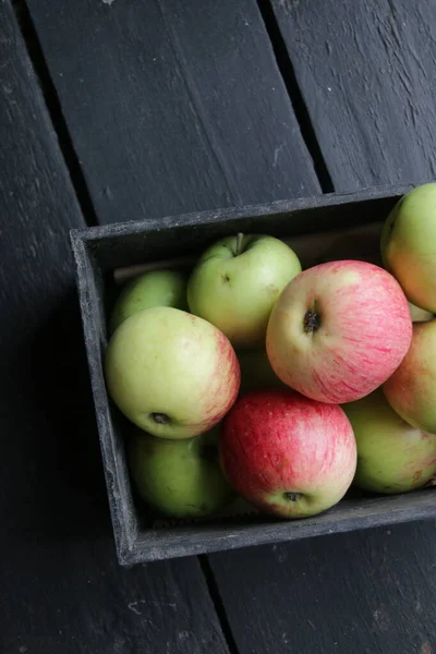Ripe Juicy Apples Retro Wooden Box Table — Foto Stock