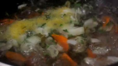 Şef kerevitleri kaynayan suya atar, yakın plan.