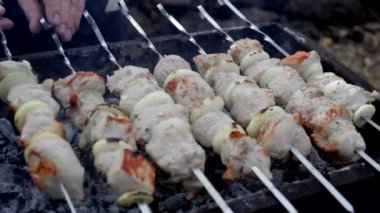Izgarada kızarmış kebap pişir.