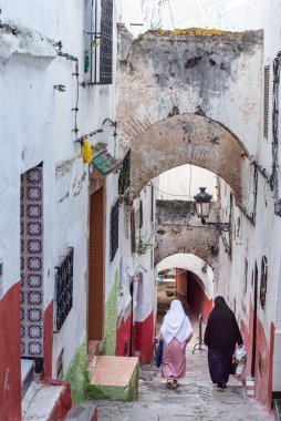 Fas 'taki Tetouan Medina' da. Peçe takan iki kadın Medine 'nin dik sokaklarından birine gider.
