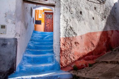 Fas 'taki Tetouan Medina' da. Maviyle boyanmış dar bir merdiven bir evin kapısına tırmanıyor.