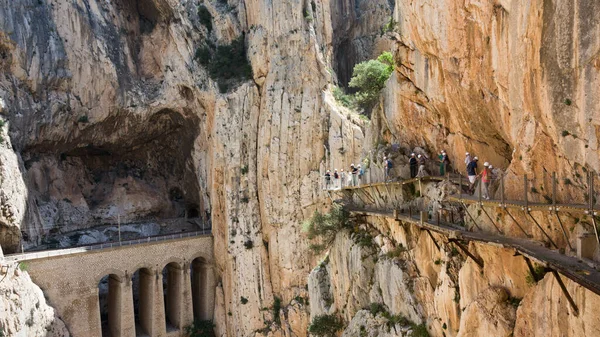 Caminito Del Rey Caminhantes Caminham Passarela Com Vista Para Desfiladeiro — Fotografia de Stock