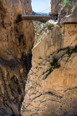 Caminito del Rey 'de. Köprü Gaitanes Boğazı 'nın dar ve dikey kanyonunu geçer.