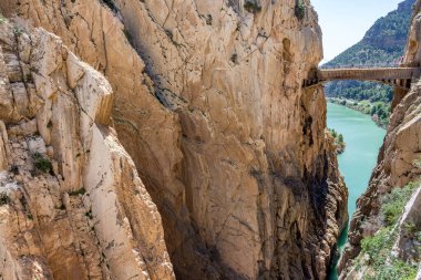 Caminito del Rey 'de. Köprü Gaitanes vadilerinin dar ve dikey kanyonundan geçer.