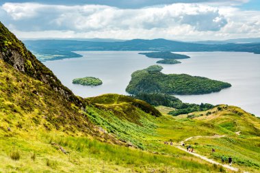İskoçya, West Highland 'dan Lomond Gölü manzarası. Yürüyüş yolu Conic Hill 'den göle iniyor.