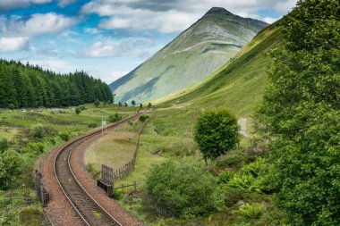İskoçya 'daki Batı Highland Yolu boyunca. Milngavie manzarası - Fort William demiryolu hattı ve Beinn Dorain dağı