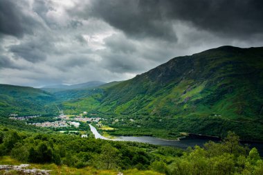 Batı Highland Yolu boyunca. Yürüyüş parkurundan Kinlochleven 'in yağmurdaki görüntüsü