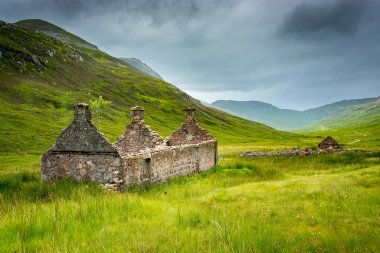 Batı Highland Yolu boyunca. Dağlık arazide yıkılmış bir çiftlik evi yürüyüş yolunun kenarında duruyor.