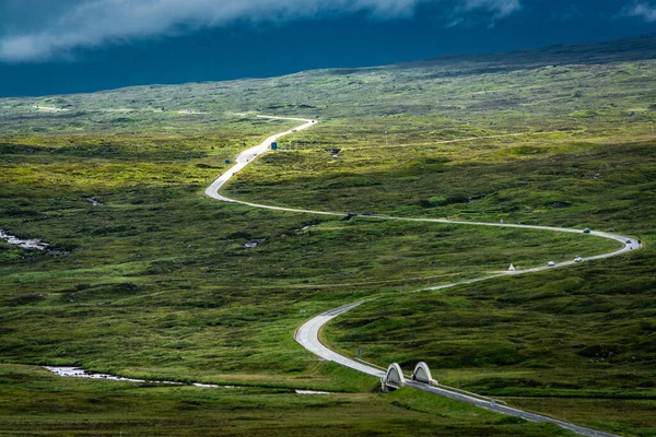 Batı Highland Yolu boyunca. A82 yolu Glen Coe Vadisi 'nin fundalığından geçiyor..