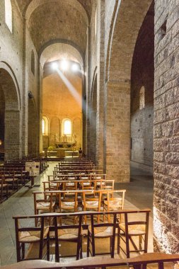 Güneş ışınları koroyu aydınlatıyor, ve Roma manastırı Saint Guilhem le Desert kilisesini aydınlatıyor.