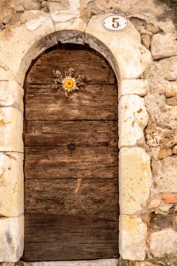 Şanslı kakule eski ahşap kapıya çivilenmiş.