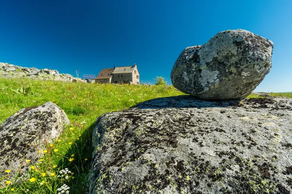 Πέτρα Και Γρανίτη Βράχο Κοντά Ένα Σπίτι Στο Οροπέδιο Aubrac — Φωτογραφία Αρχείου
