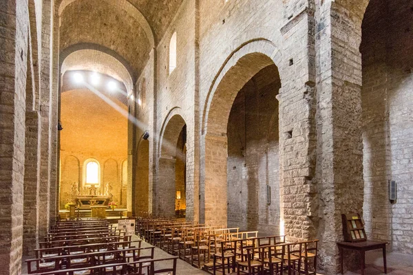 Güneş ışınları koroyu aydınlatıyor, ve Roma manastırı Saint Guilhem le Desert kilisesini aydınlatıyor.