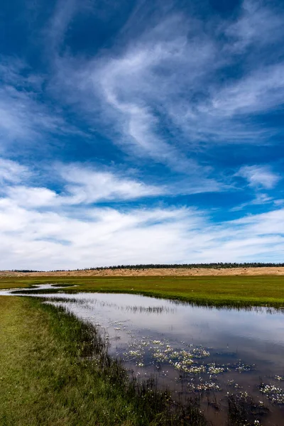 モロッコのアフヌール湖 空は湖の湿地帯の静かな水に反映されます — ストック写真
