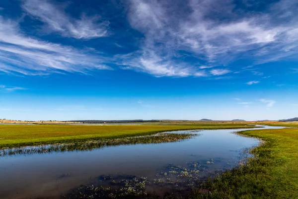 モロッコのアフヌール湖 空は湖の湿地帯の静かな水に反映されます — ストック写真