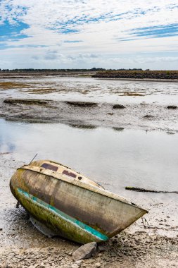 Noirmoutier tekne mezarlığı. Kümelenmiş eski bir yelkenlinin enkazı dalgaların çekildiği çamurda karaya oturdu..