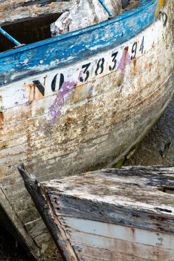 Noirmoutier tekne mezarlığı. Eski balıkçı teknelerinin enkazları üst üste yığılmış.