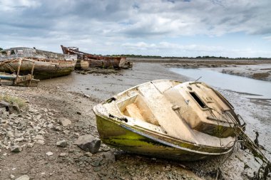 Noirmoutier tekne mezarlığı. Kümelenmiş eski bir yelkenlinin enkazı dalgaların çekildiği çamurda karaya oturdu..