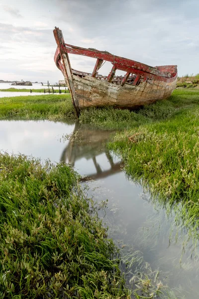 Cementerio Barcos Noirmoutier Naufragio Viejo Barco Pesquero Está Varado Vegetación — Foto de Stock