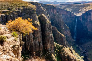 Lesotho 'ya git. Maletsunyane Şelalesi manzarası ve kanyonu çevreleyen uçurumlar