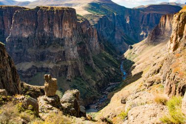 Lesotho 'ya git. Semonkong bölgesinde Maletsunyane Nehri Kanyonu manzarası