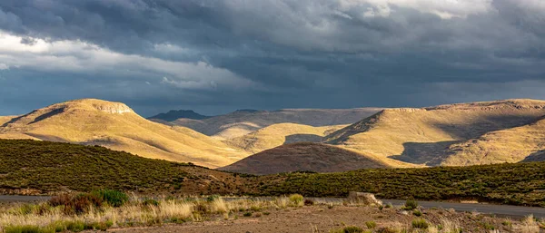 Viajar Lesotho Amenazando Con Tormentas Rayos Sol Sobre Las Montañas — Foto de Stock