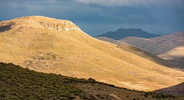 Viajar Lesotho Sol Ilumina Una Montaña Mientras Avecina Tormenta — Foto de Stock
