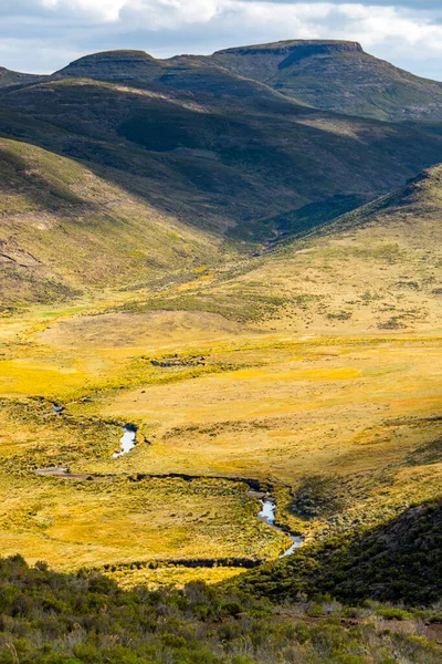 Viajar Para Lesoto Rio Serpenteia Através Prado Nas Montanhas — Fotografia de Stock