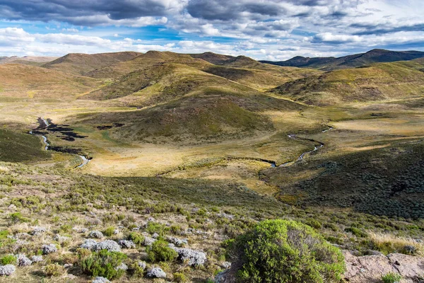 Viajar Lesotho Río Serpentea Fondo Valle Medio Las Montañas — Foto de Stock