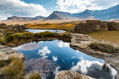 Lesotho 'ya git. Göletler, çayırlar ve kaya oluşumları ve Sehlabathebe Ulusal Parkı 'nın tepeleri.