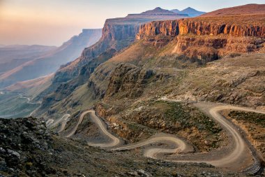 Lesotho 'ya git. Güney Afrika ve Lesotho arasındaki Sani Geçidi toprak yolu.